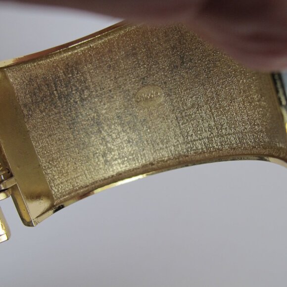 Chico's Goldtone Hinged 1.5" Wide Cuff Bracelet Clamp Magnetic 2 3/8" Open J4 B3 - Picture 4 of 6